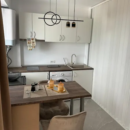 Seven Palms Apartment *