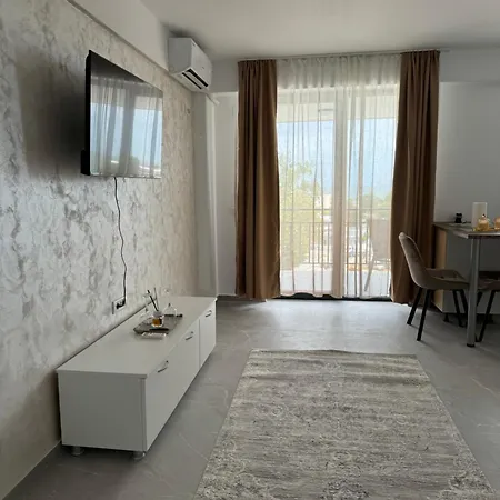 Seven Palms Apartment *
