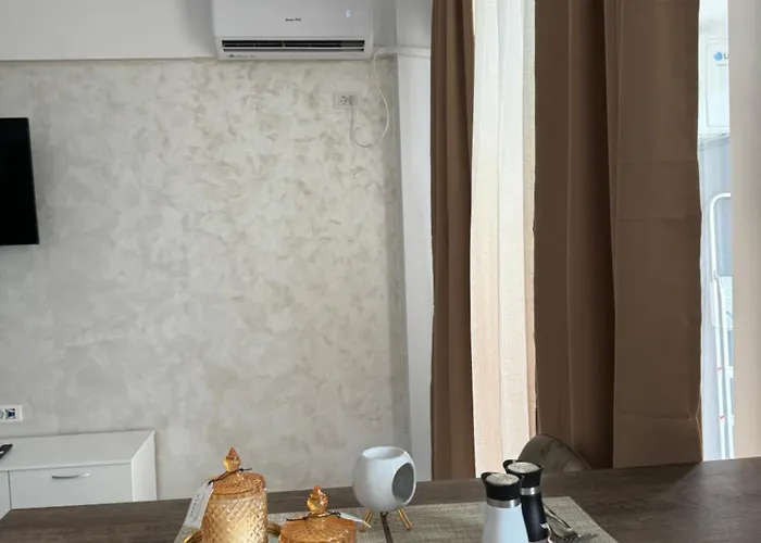 Seven Palms Apartment *