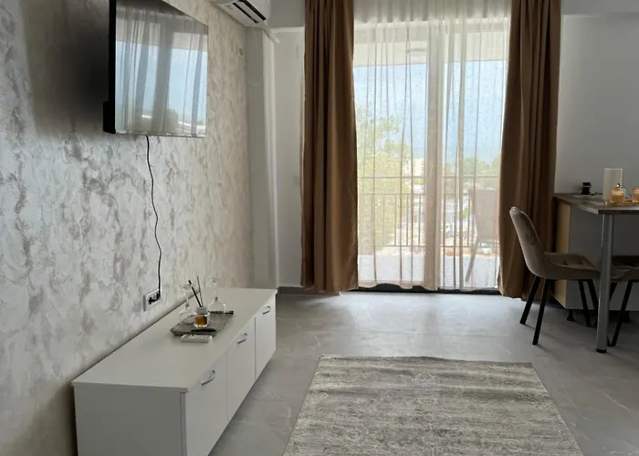 Seven Palms Apartment *